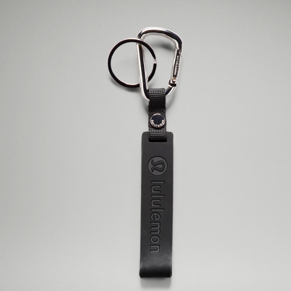 🌸Silicone Keychain. Color: Black/Silver